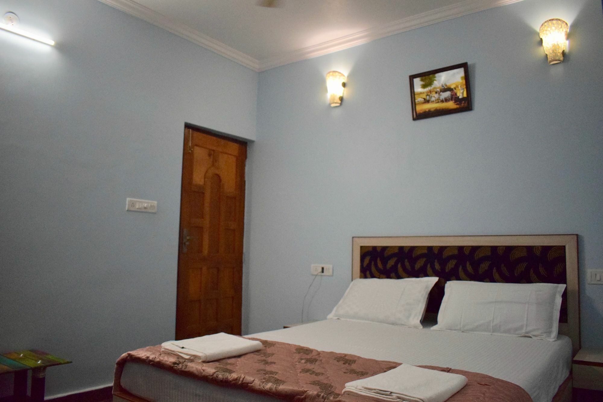 Oyo 15626 The Sovva Hotel Morjim Ngoại thất bức ảnh